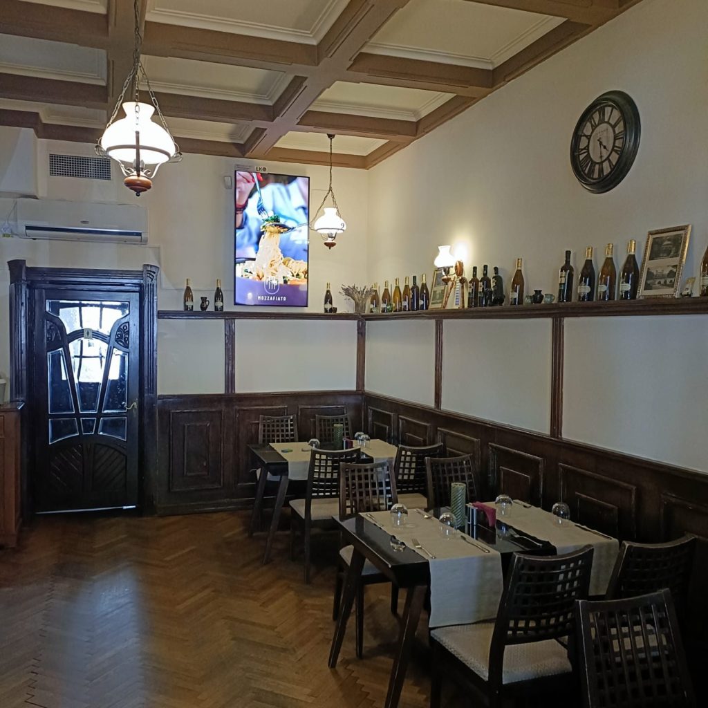 Reteaua-Digitala-Indoor-DOOH-CONACUL-ZENEEA-Restaurant-specific-Romanesc-din-1918-3